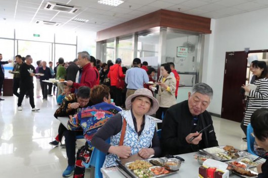 上海游客在食堂用餐。许军摄